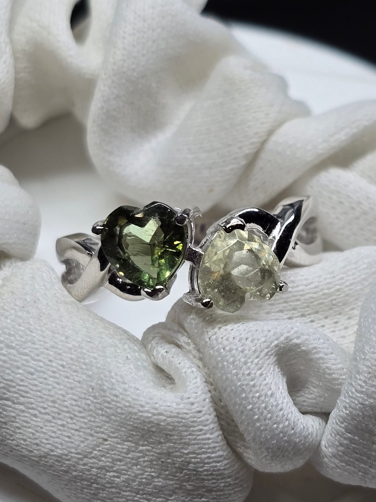 Moldavite and Libyan desert glass. Size 5-9