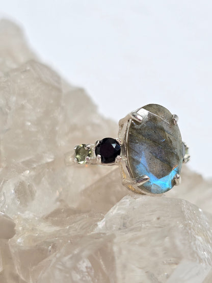 Labradorite,  black spinel & moldavite  size 4