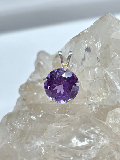Synthetic alexandrite pendant