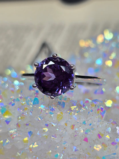 Synthetic alexandrite with color shift size 6
