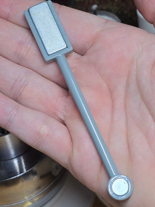 Magnet wand for lacquer