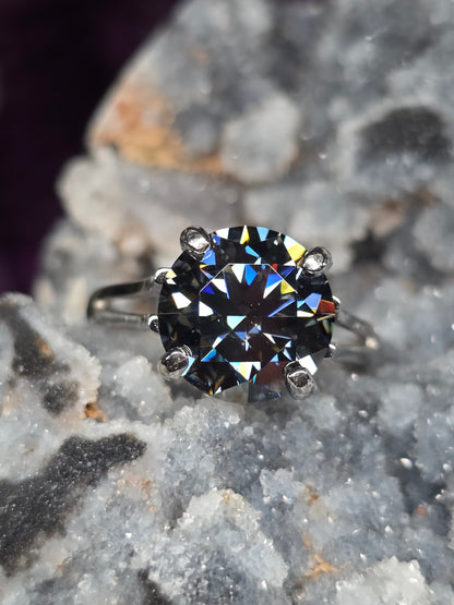 Size 8 black/gray moissanite ✨️