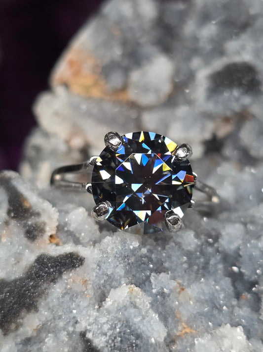 Size 8 black/gray moissanite ✨️