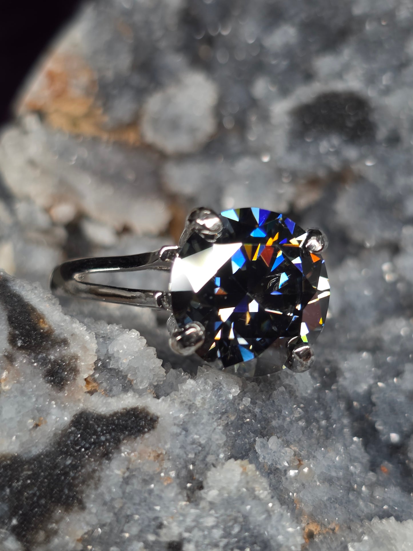 Size 8 black/gray moissanite ✨️