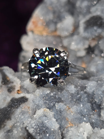 Size 8 black/gray moissanite ✨️
