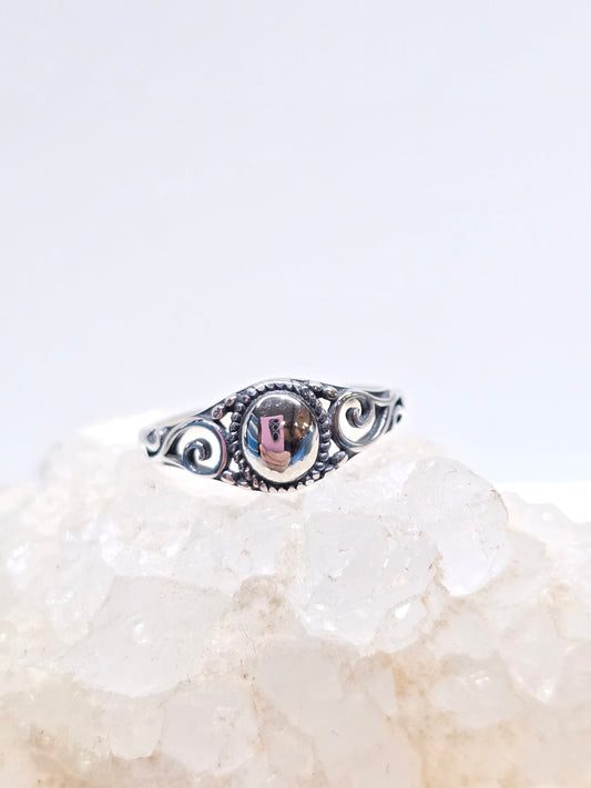 Vintage oval mirror filigree ring