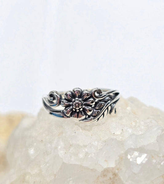 Floral vintage ring