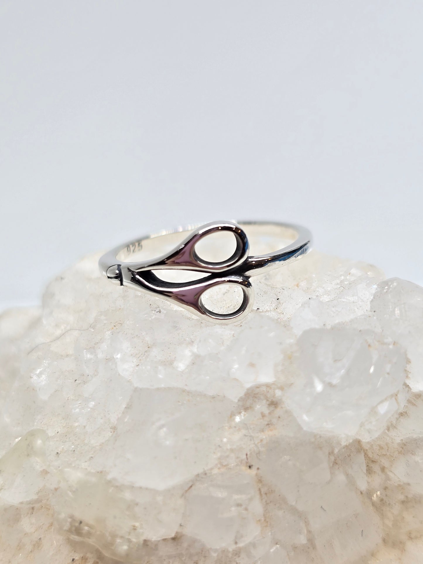 Scissor knuckle ring